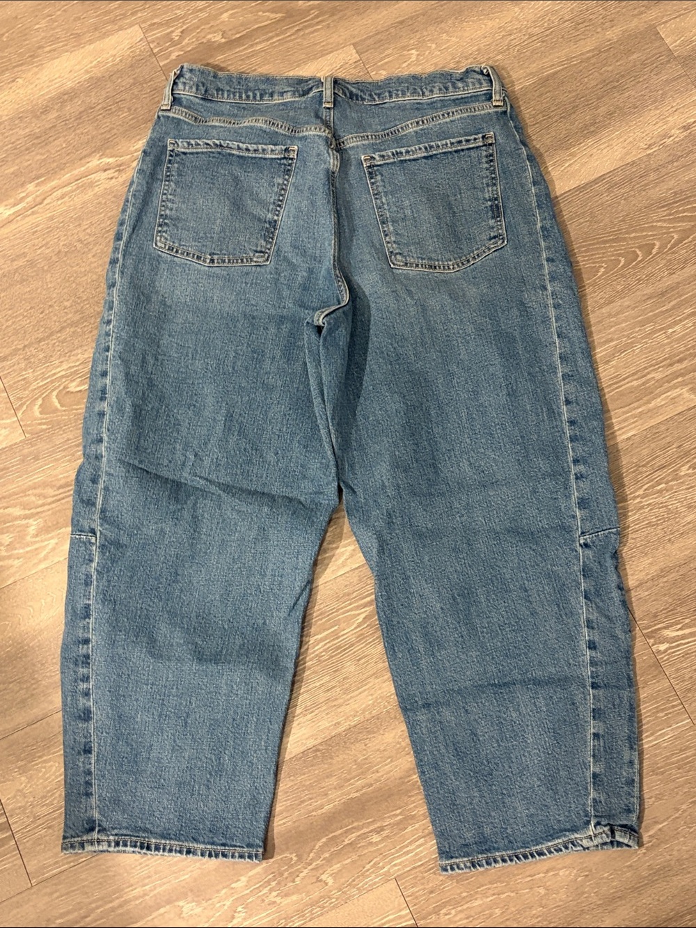 Old Navy Barrel Jeans in Medium Blue Wash - Picture 3 of 3